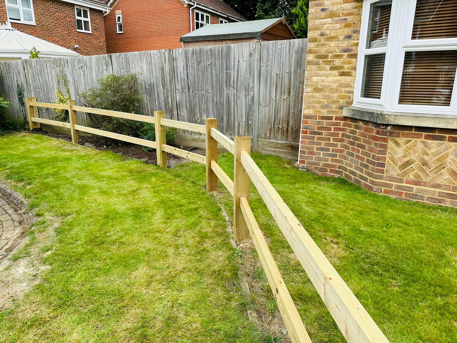 Closeboard-fence-with-concrete-posts 2