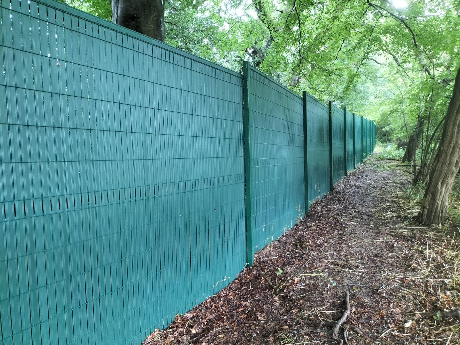 Closeboard-fence-with-concrete-posts 2